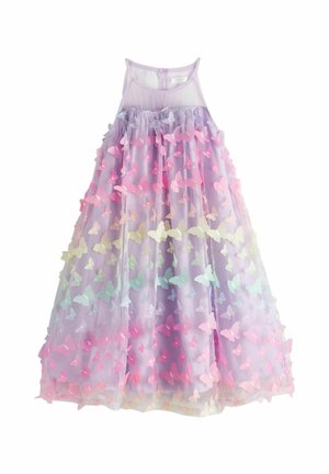 Lawendowa sukienka z tiulu z warstwowymi falbanami i wielokolorowymi aplikacjami motyli w kolorach różu, niebieskiego i zielonego rozmieszczonymi na całej powierzchni.