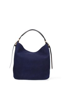 Borsa in suede blu navy con una silhouette curva, manico corto in pelle nera e dettagli in oro. Texture liscia, design minimal.