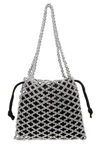 Sac en tissu noir avec un motif en filet de perles argentées. Dispose d'une fermeture à cordon et d'une sangle de longueur moyenne en matériau perlé.