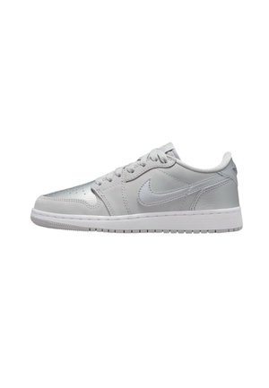 Matalavartinen vaaleanharmaa lenkkari nauhallisella kiinnityksellä, rei'itetty kärki, valkoinen pohja ja Nike swoosh -logo sivulla.