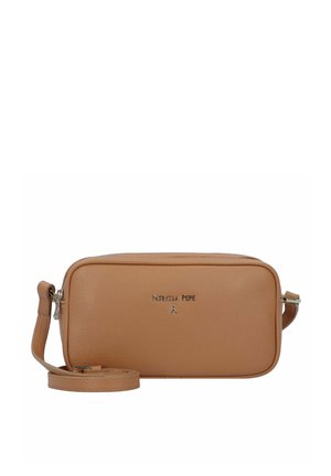 Sac bandoulière rectangulaire en cuir camel avec bandoulière réglable et logo argenté "Patrizia Pepe" sur le devant.
