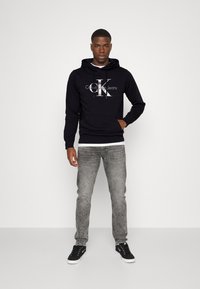 Calvin Klein Jeans SEASONAL MONOLOGO REGULAR HOODIE - Camisola - black
