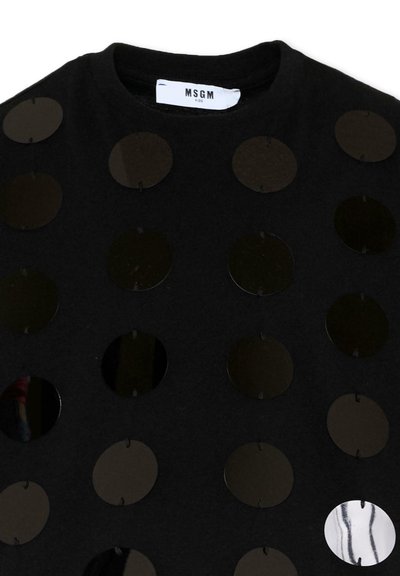 Chemise pour enfants noire avec de grands sequins ronds noirs mats et brillants, et une étiquette blanche MSGM au niveau du col.