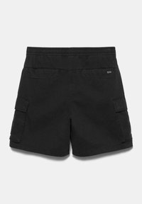 Shorts décontractés noirs avec taille élastique et poches cargo de chaque côté, vus de dos sur fond blanc.