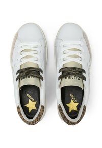 Sneaker bianche con accenti beige e stampa leopardata, lacci testurizzati e logo a stella dorata sulla fodera interna nera. Design classico basso.