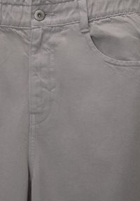 Pantalon gris clair avec taille élastique, poche avant, passants pour ceinture et un bouton en métal marqué "PULL & BEAR".