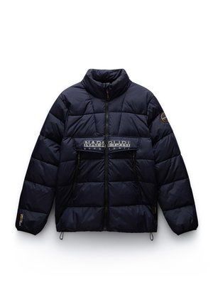 Chaqueta acolchada de color azul marino con cremallera delantera, dos bolsillos con cremallera, logo "Napapijri" en la solapa del pecho y parche del logo en la manga izquierda.
