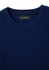 Maglione a maglia blu navy con collo rotondo a coste. Presenta un motivo testurizzato sottile. L'etichetta riporta "PIOMBO" in giallo su uno sfondo scuro.