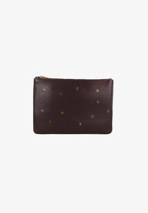 Pochette en cuir marron avec des lettres en relief doré. Présente une fermeture éclair et une texture lisse, avec une forme rectangulaire et un design minimaliste.