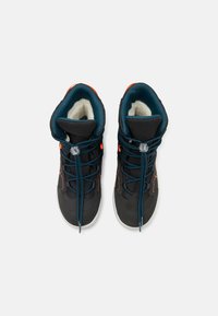 Scarpe alte nere con rivestimento blu, caratterizzate da un interno morbido, pannelli in rete e accenti arancioni. Legate con lacci blu scuro.