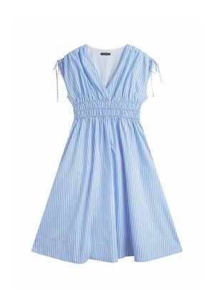 Jasnoniebieska sukienka z białymi pionowymi paskami, dekoltem w serek, marszczoną talią, krótkimi rękawami z wiązanymi detalami oraz rozkloszowaną spódnicą o długości do kolan.