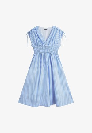 Lichtblauwe jurk met witte verticale strepen, V-hals, ingezette taille, korte mouwen met strikdetails en een uitlopende rok tot op de knie.