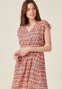 BONOBO Jeans FLIESSENDES GERADES MIT V AUSSCHNITT - Freizeitkleid - rouge corail