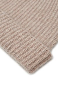 Sciarpa in lana a costine beige con una texture morbida, che presenta pattern alternati in rilievo e piatti lungo i bordi.