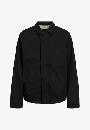 Crna jakna od glatke tkanine, s kopčanjem na dugme, kragnom i elastičnom završnicom. Karirani podstavljeni materijal dodaje suptilan uzorak.