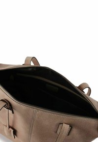 Braune Ledertasche mit einem Reißverschluss, strukturiertem Außenteil, offener Oberseite und zwei kurzen Griffen. Das Innere zeigt eine dunkle Stoffauskleidung.