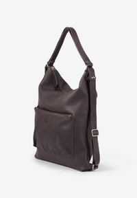 Borsa a spalla in pelle marrone scuro con chiusura zip sulla parte superiore, tasca frontale piatta e tracolla regolabile. Texture liscia con dettagli di cucitura discreti.