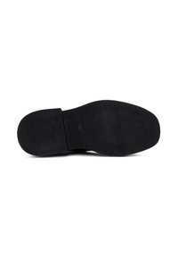 Suela de zapato de goma negra con una superficie texturizada y un patrón estriado, que presenta un talón suave y un diseño discreto sin adornos.