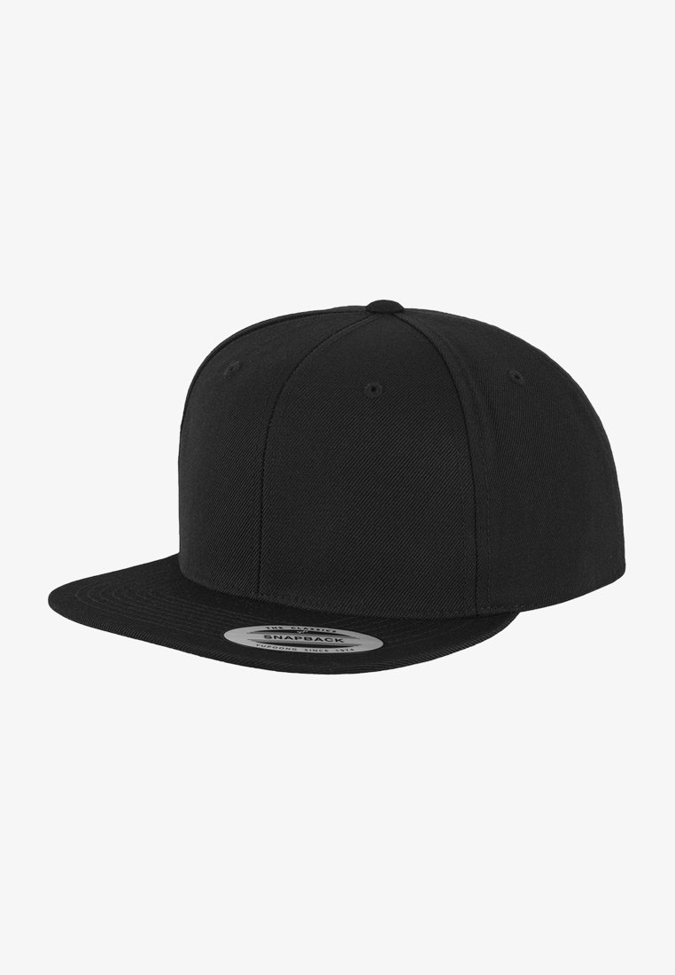 Schwarze Snapback-Mütze aus strukturiertem Stoff, mit flachem Schirm und runder Krone. Enthält einen verstellbaren Kunststoffriemen auf der Rückseite.