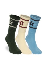 Tre paia di calzini da uomo in verde scuro, crema chiaro e blu. Ogni calzino presenta un bordo a coste di colore contrastante e un dettaglio del logo vicino alla parte superiore.