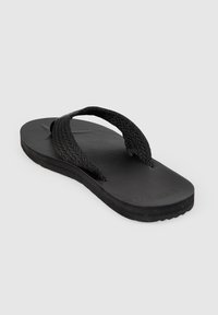 Svart flip-flop sandal med en texturerad rem och en slät, platt sula. Designen är minimalistisk med en enkel silhuett.