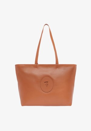 Borsa a tracolla in pelle marrone con due spallacci e un emblema ovale impresso al centro.