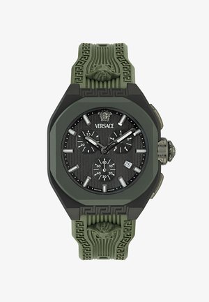 Versace zöld és fekete krónográf óra Medúza logóval, három segéddallal, dátum kijelzéssel és mintás gumiszíjjal, amely kiemelkedő Medúza fejekkel díszített.