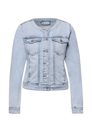 Veste en denim bleu clair à manches longues, col rond, fermeture à boutons sur le devant, et deux poches poitrine à rabat avec boutons.