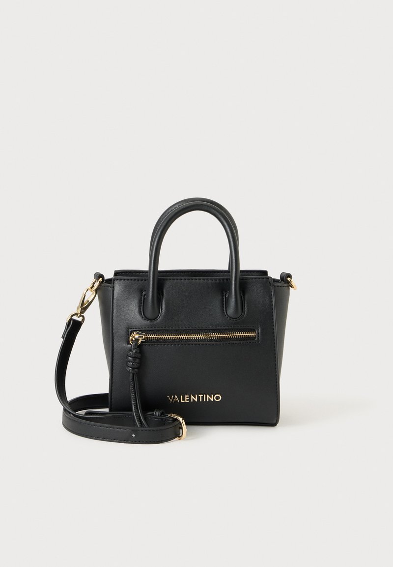 Μαύρη τσάντα Valentino με χρυσό φερμουάρ, δύο χειρολαβές, αποσπώμενο λουρί ώμου και χρυσό λογότυπο Valentino μπροστά.