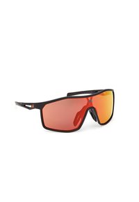 Gafas de sol deportivas negras con grandes lentes rojas espejadas, diseño angular, almohadillas nasales reforzadas y agarres texturizados en las patillas para mayor estabilidad.
