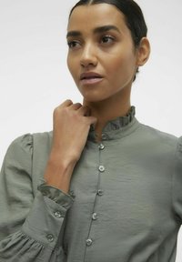 Vero Moda VMCIA KURZES - Blousejurk - laurel wreath