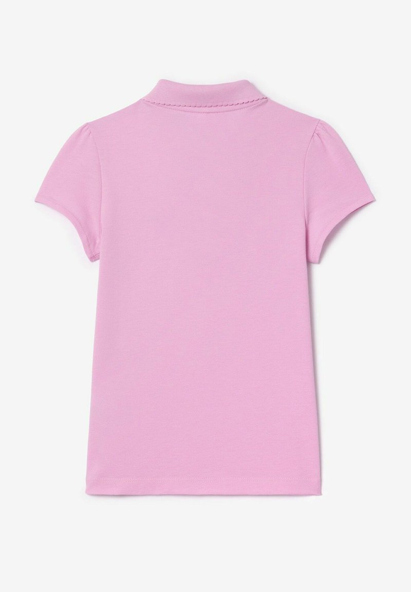 Polo rose à manches courtes avec une texture douce, comportant un col et un discret détail de couture le long de l'encolure.