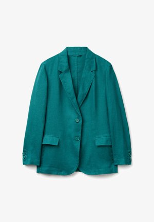 Turkusowa lniana marynarka z klapami, dwoma przednimi kieszeniami z flapem, zapięciem na dwa guziki i guzikami przy mankietach, prezentowana na białym tle.