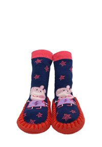 Calcetines de algodón con una base azul oscura, acentos rosas, que presentan un estampado de personajes y patrones de estrellas; diseño sin cordones con una suela de goma roja.