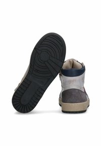Sneaker alto mostrato dal retro e dalla suola, caratterizzato da bianco, grigio e blu navy con suola in gomma testurizzata nera.