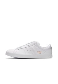 Witte leren sneaker met subtiele perforaties, platte witte veters en een geprofileerde zool. Kenmerkt zich door gouden logo-details aan de zijkant.