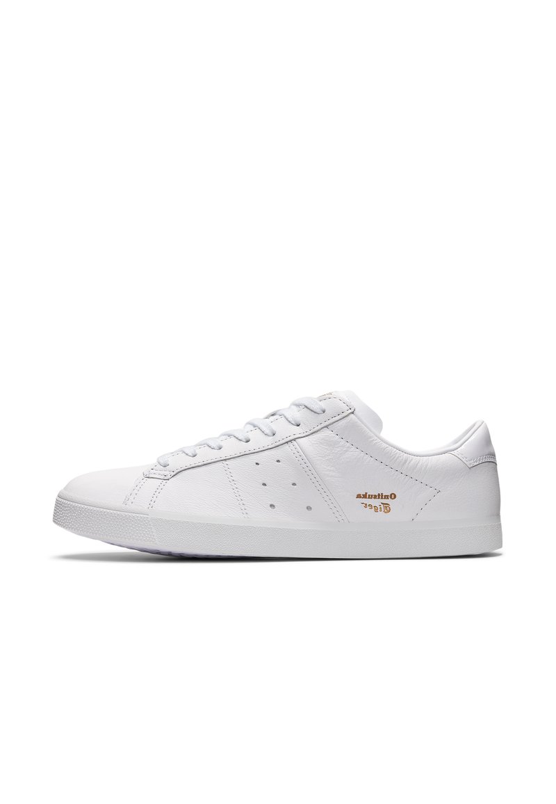 Witte leren sneaker met subtiele perforaties, platte witte veters en een geprofileerde zool. Kenmerkt zich door gouden logo-details aan de zijkant.