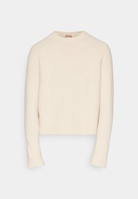 Pull en maille couleur crème à manches longues avec col rond et poignets et ourlet côtelés, présenté sur fond gris clair.