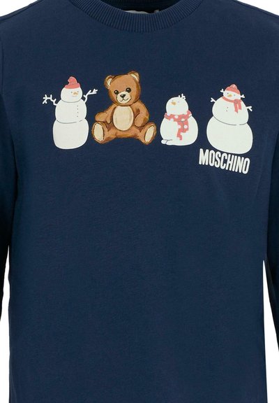 Chemise à manches longues bleu marine avec des illustrations d'un ours et de trois bonhommes de neige. Tissu en coton doux avec col côtelé, marque "Moschino."