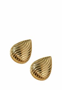 Pendientes en forma de lágrima de oro con un diseño estriado y superficies brillantes y reflectantes, que enfatizan las curvas y los detalles texturizados en todo su alrededor.