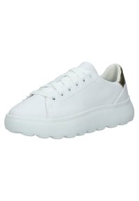 Sneaker bianco con tomaia in sintético liscio, punta rotonda, lacci e suola bianca testurizzata. Presenta un accento metallico dorato sul tallone.