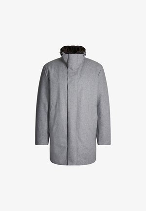 Grauer Wollmantel mit hohem Kragen, Frontverschluss und einem weichen, dunkelbraunen Innenfutter. Gerade geschnittene Ärmel und minimalistisches Design.