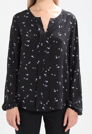 Blusa nera con piccolo motivo floreale viola, maniche lunghe e chiusura con bottoni. Realizzata in tessuto leggero con una texture liscia.
