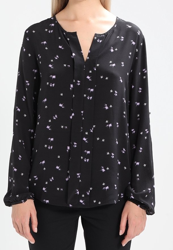 Černá blůza s malým purpurovým květinovým potiskem, dlouhými rukávy a knoflíkovým zapínáním. Vyrobena z lehkého materiálu s hladkou texturou.