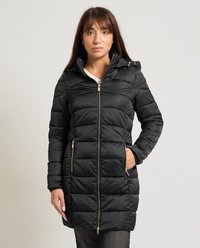 Abrigo acolchado negro con cierre de cremallera, capucha y textura acolchada. Cuenta con dos bolsillos delanteros con detalles de herrajes dorados.