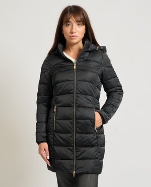 Giacca imbottita nera con chiusura con cerniera, cappuccio e texture trapuntata. Presenta due tasche anteriori con dettagli in metallo dorato.