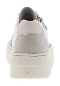 Baskets blanches et gris clair avec des sections en daim et en cuir, dos arrondi, et une semelle en caoutchouc texturée portant un logo au talon.