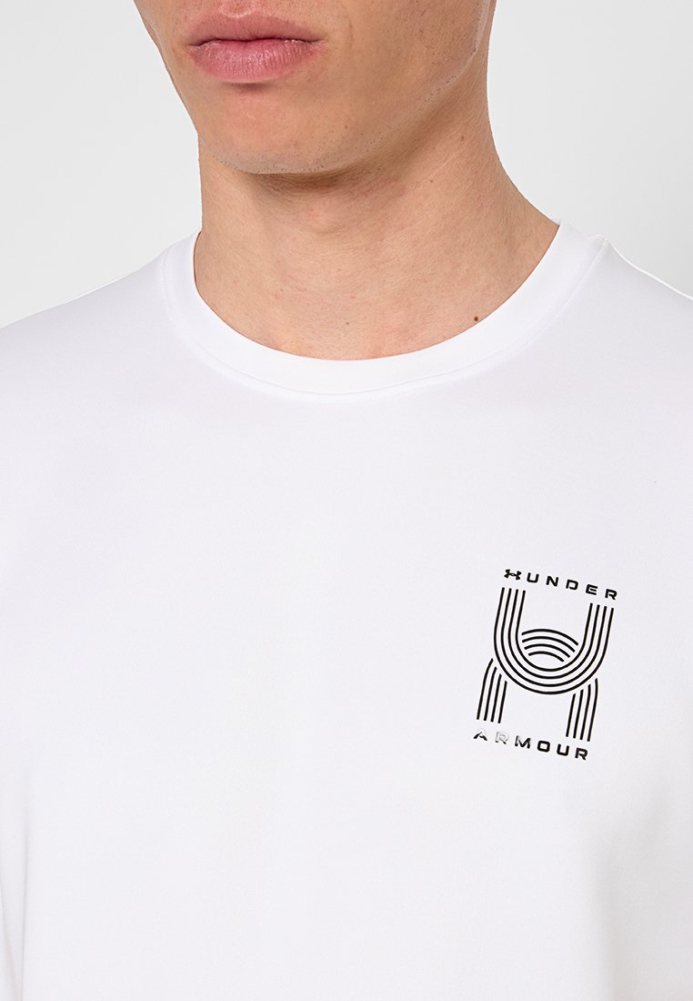 T-shirt blanc à manches courtes avec un logo graphique noir sur la poitrine gauche, col rond et tissu léger et lisse.