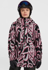 Kleurvolle sneeuwjas met een zwarte basis en abstracte patronen in roze en wit. Het materiaal lijkt textuur te hebben, met elastische manchetten en een capuchon.