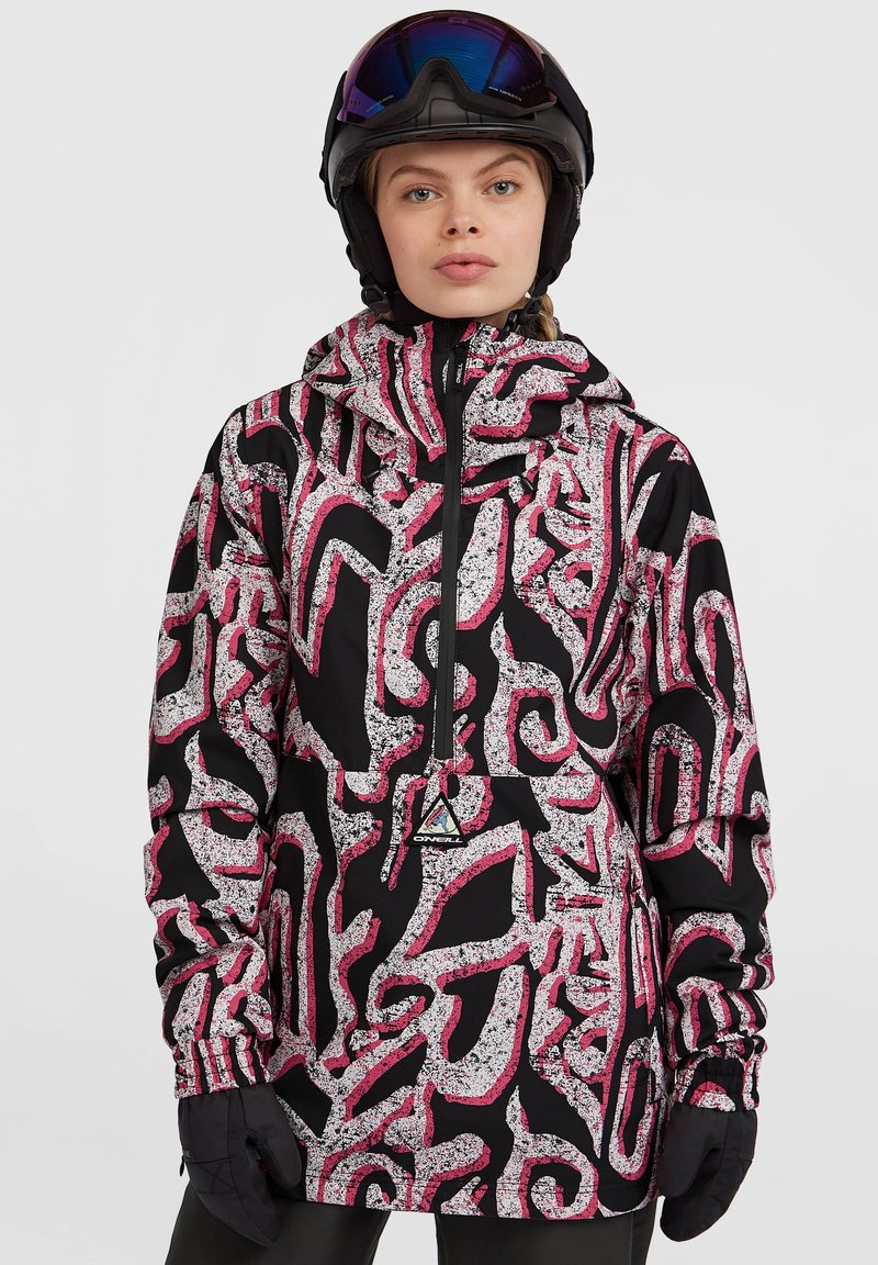 Kleurvolle sneeuwjas met een zwarte basis en abstracte patronen in roze en wit. Het materiaal lijkt textuur te hebben, met elastische manchetten en een capuchon.